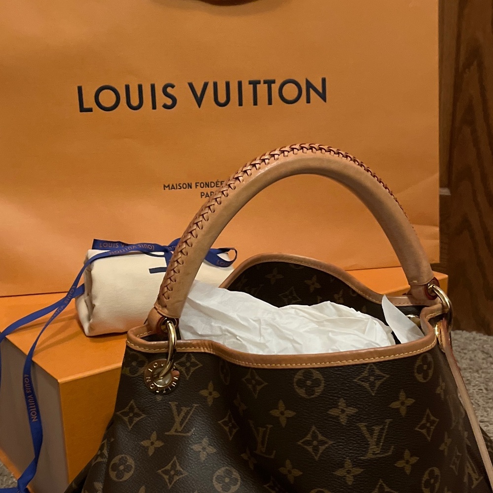 Louis Vuitton Artsy MM